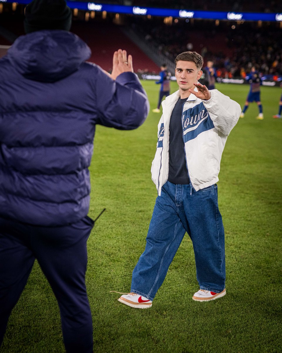 FCBarcelona's tweet image. Always with the team 💙❤️