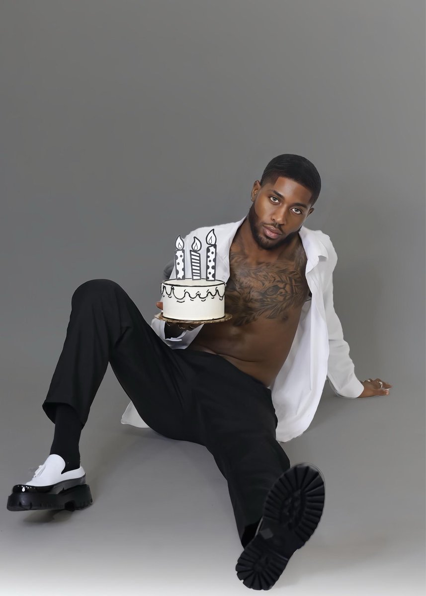 reesiee44's tweet photo. cakes on the menu 🤍 https://t.co/w7VbIBiSGi