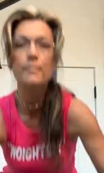 WikiWikityo's tweet photo. @Ikennect Dans la première vidéo, on voit qu’il y a une plaque grise sur la porte, à 26-28 secondes, sur son côté gauche, au niveau du cou, ce qui laisse penser qu’elle porte une sangle. https://t.co/PbIHrryzAU