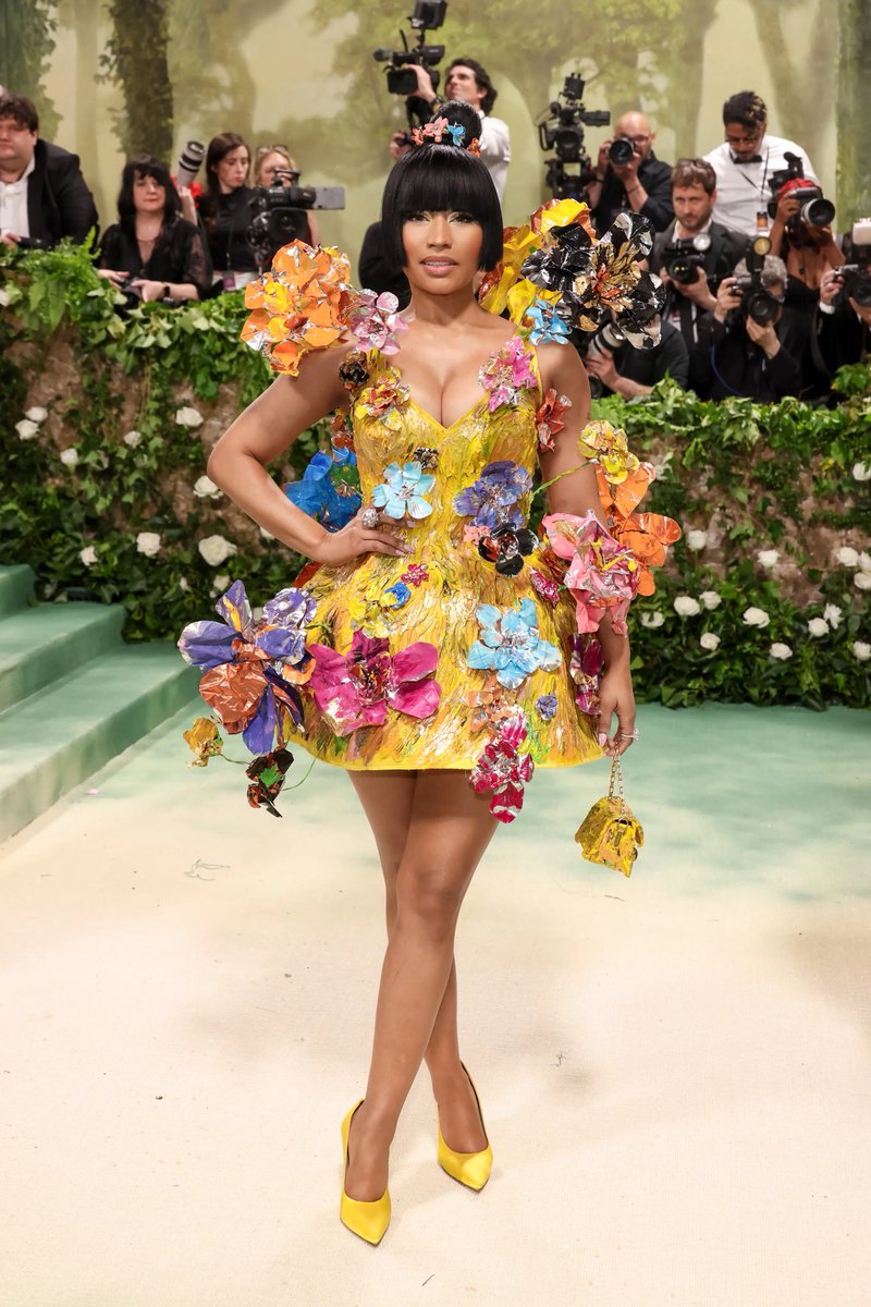 KaraBrazey20's tweet photo. Day 2: Favorite Met Gala Look 💖💖💖
#8DaysOfOnika 

This is one of my favorite Met looks. It just embodies “the Nicki Minaj” aesthetic and vibe yet refined and sophisticated. It gives soft femininity of #PinkFriday the whimsical appeal of #PFRR coming of age like #TPP, the fierceness of #Queen and the beauty of #PF2 It just fits-it’s hard to explain but @NICKIMINAJ was born to wear this dress. This dress literally speaks through her🥰