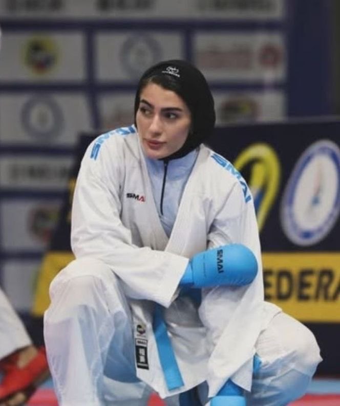 🥇 Victoire historique  !
Atousa Golshadnejad, femme kurde forte de Kermanshah, décroche la première médaille d’or du karaté féminin aux Mondiaux U21 au Caire.
Son triomphe n’est pas seulement une fierté pour le peuple kurde, mais aussi un symbole d’espoir et de résistance pour