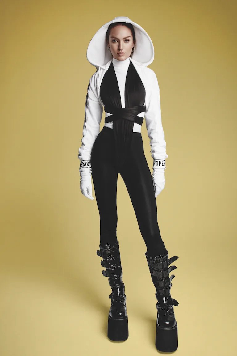 x3 missing photos of Candice Swanepoel for Garage Magazine by Patrick Demarchelier have been uploaded to the site.

divinecandice.com/photos/thumbna…