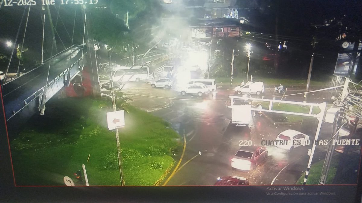 #Atención | (6:08 p.m) 
Reportamos inundaciones en diferentes sectores del municipio debido a las fuertes lluvias de esta tarde:

👉🏼 Quebrada Arriba
👉🏼 Sector Cascos y Lujos
👉🏼 Sector Rionegro Plaza
👉🏼 Glorieta de la Fraternidad
👉🏼 Barrio Bosques del Norte