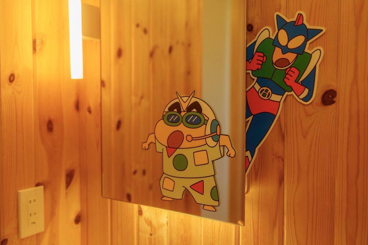 しんちゃんとアクション仮面を発見！
 
「映画クレヨンしんちゃん ヘンダーランドの大冒険」をテーマにしたコラボルームでは、お部屋の隅々まで映画の世界観が散りばめられています。
 
是非探してみてください！
 
詳細はこちら☟
awaji-grandchariot.com/room/4680/  
 
#クレヨンしんちゃん #ヘンダーランド