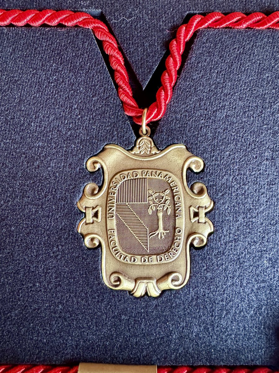 fernandomtoller's tweet photo. Hoy la Universidad Panamericana @UPMexico @UPInstitucional y su Facultad de Derecho @MxDerechoUP @PosgradoDerUP me han honrado c la distinción “Egregius Magister”. Una alegría inmensa, cargada de gratitud y ecos de de 20 años compartidos en sus aulas. Gracias! @fvgb10 @FBatistaJ https://t.co/9wCAfBBYdb