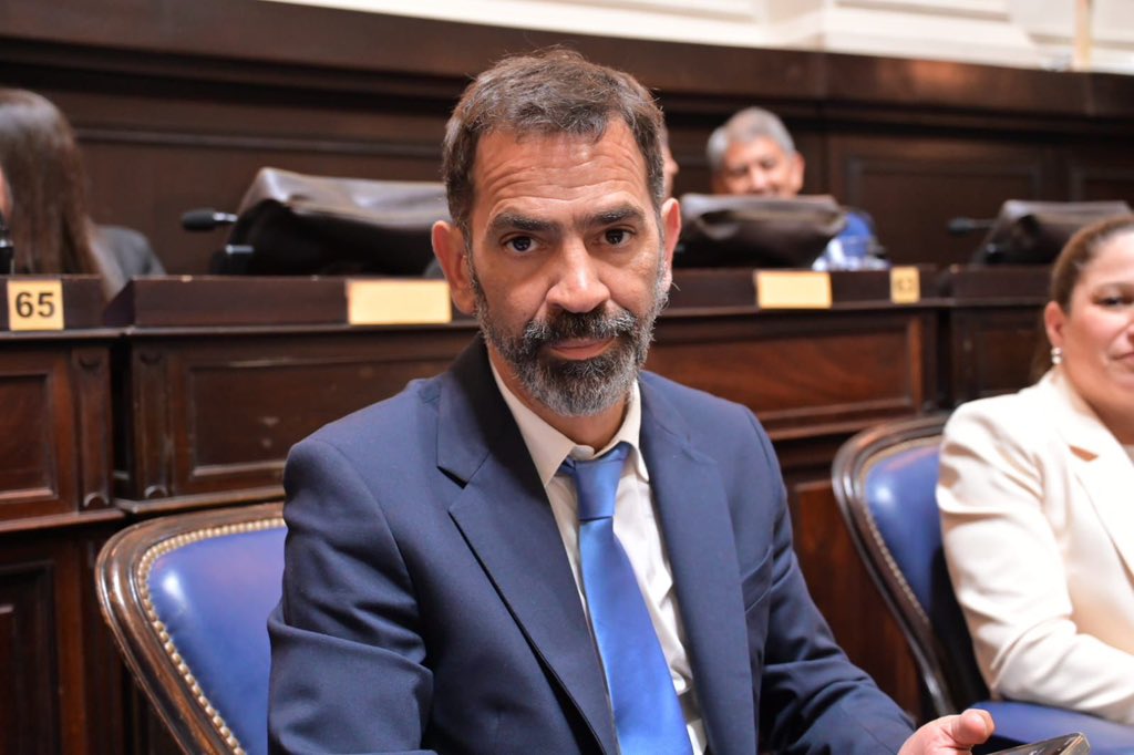 Felicitaciones <a href="/JuanesOsaba/">Juanes Osaba</a> por haber sido elegido como la primera autoridad de cámara de nuestro espacio en la Cámara de Diputados de la Provincia de Buenos Aires. Nos toca jugar espalda con espalda frente a quienes acuerdan con el oficialismo y saben que venimos a marcar los