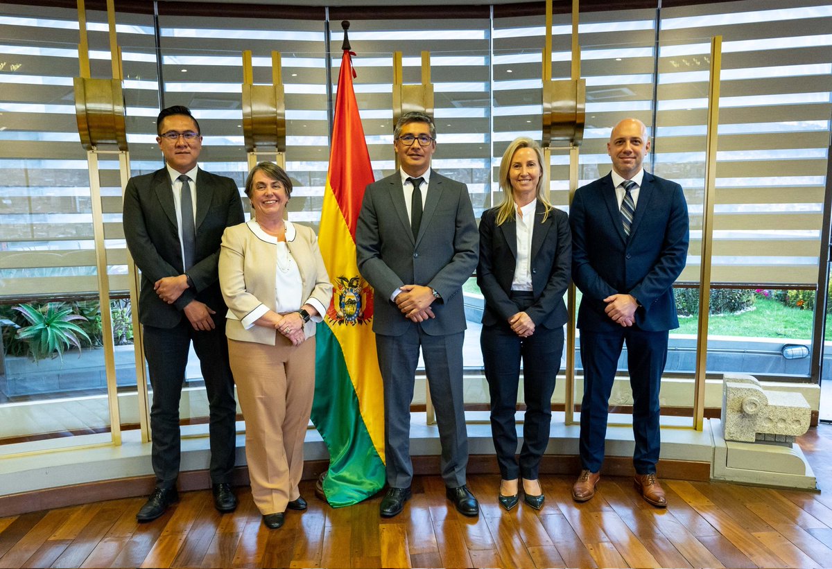 g_espinoza's tweet image. Hoy recibí en el #MEFP a la presidenta de @Fonplata, Luciana Botafogo, y su equipo. Este encuentro marca el inicio de una colaboración estratégica para nuevas líneas de financiamiento y programas de cooperación de mediano y largo plazo que impulsarán el desarrollo sostenible de
