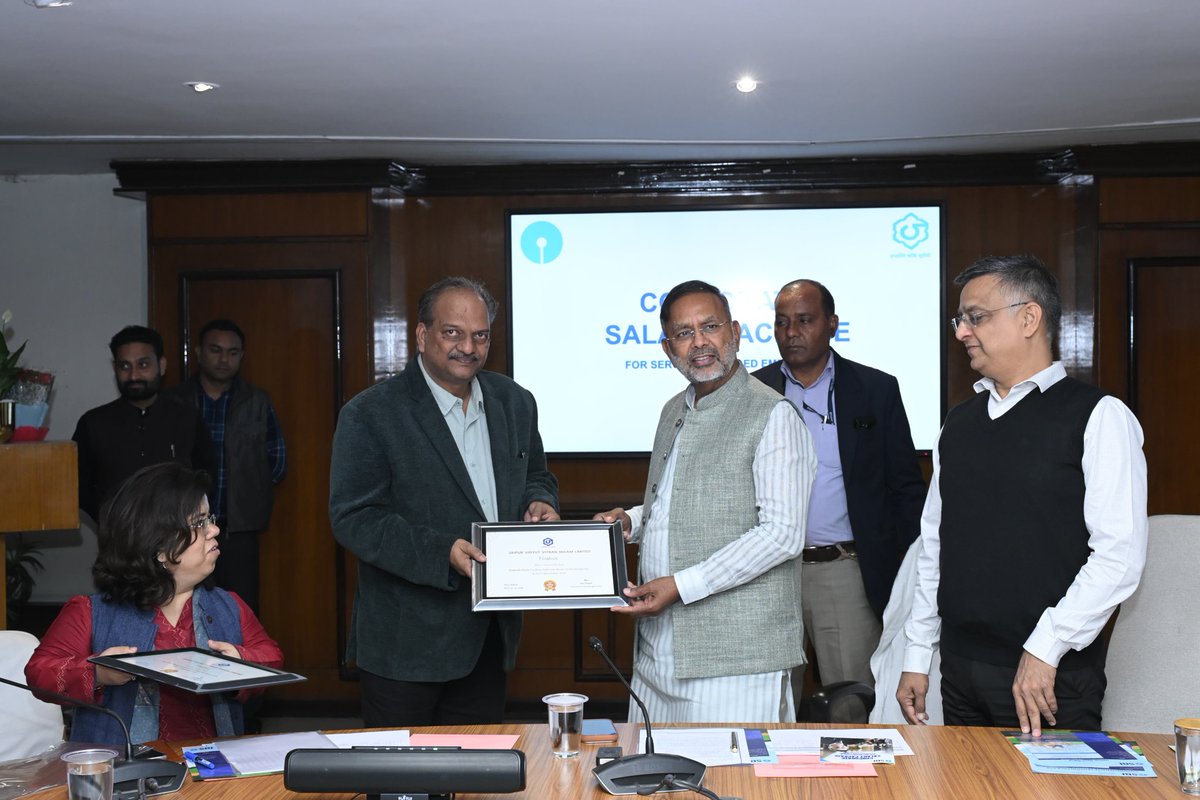 जयपुर में भारतीय स्टेट बैंक ओर विद्युत विभाग के समझौता ज्ञापन (mou) समारोह में सहभागिता कर सेवारत कर्मचारियों को दुर्घटना बीमा के तहत सहायता राशि (1 करोड़ राशि) के चेक प्रदान किये। साथ ही सेवानिवृत्त निगम कर्मचारियों के लिए SBI के "व्यापक पेंशन पैकेज" का लोकार्पण कर शुरुआत की।