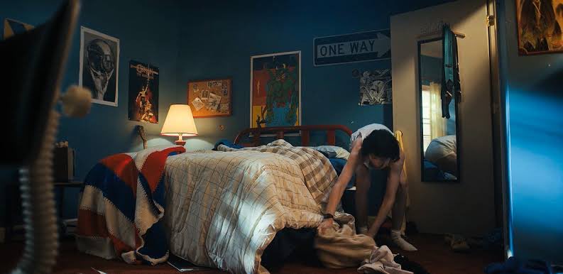 lumaxswift's tweet image. genuinely how tf do you explain the one way sign into his open closet if it doesn’t mean gay 🤨🤨