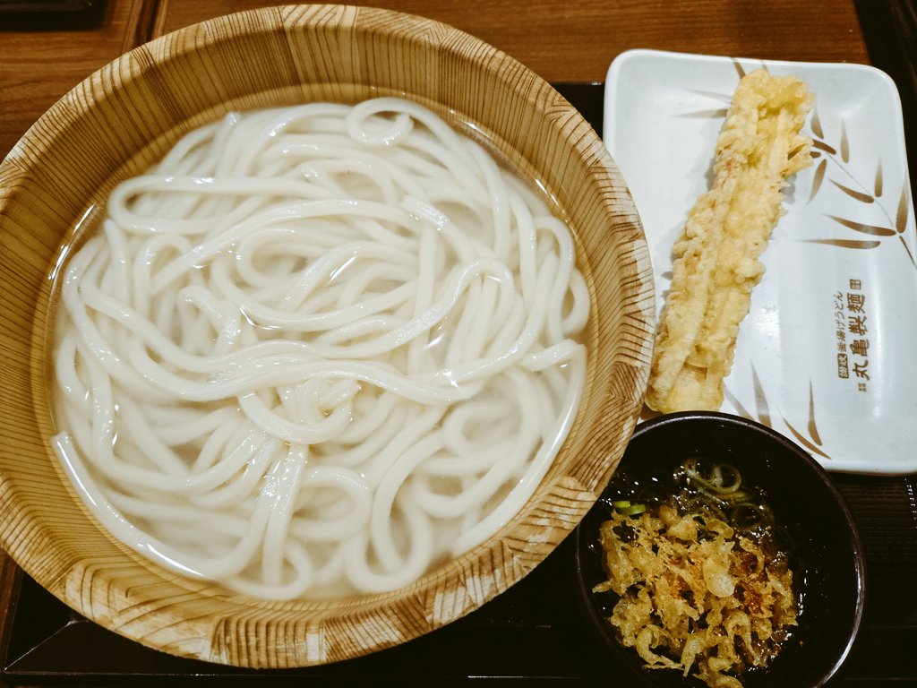 丸亀製麺で、釜あげうどんとちくわ天です。