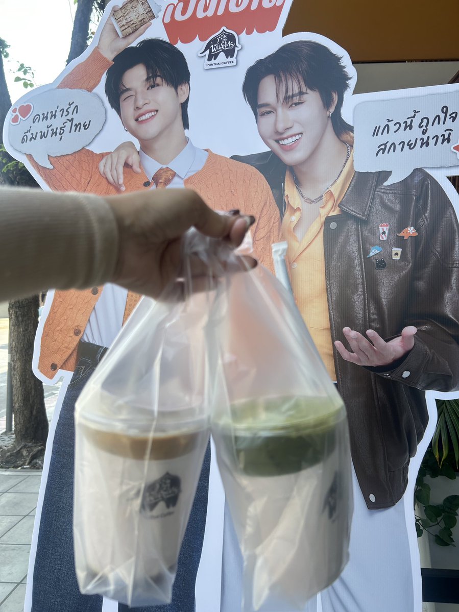 hoonhoonjayjay's tweet image. สกายนานิใกล้จั้น ดีใจที่ร้านเอาแสตนดี้มาตั้งแล้ว เจ้าของร้านบอกว่า บานานิขายดีมาก ก็อร่อยจริง แต่ร้านนี้ไม่มีแมคคาดิเมีย เลยอดลองสกายลาเต้เลย

#PunthaixSkyNani 
#พันธุ์ไทยอะไรก็เป็นไปได้ 
#hirunkit_ 
#skywongravee