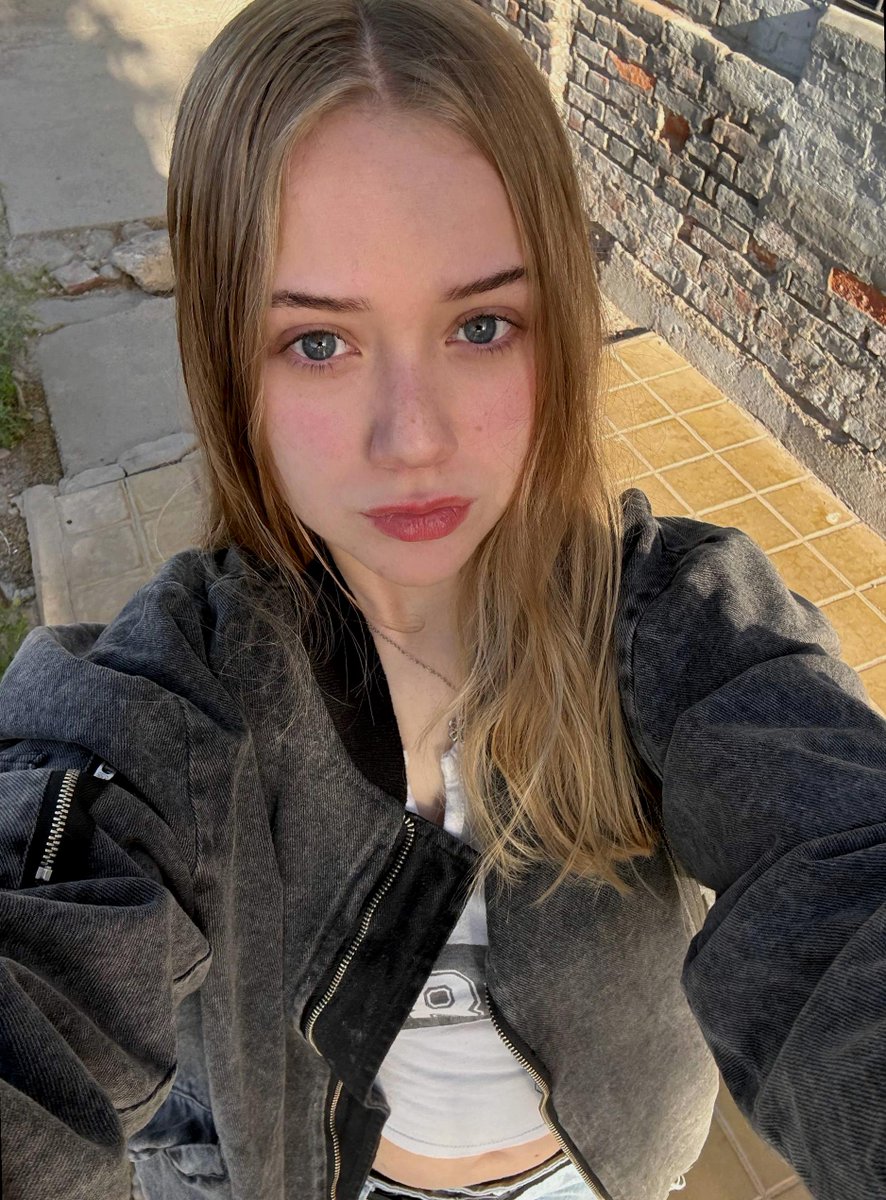 Guide0_a2w's tweet image. pizza for breakfast because who even makes adult choices before noon