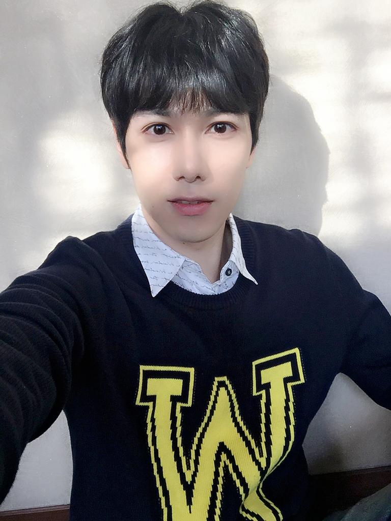UpdateKBoys's tweet photo. Feliz aniversário para o Red (M.Pire), que hoje completa 34 anos! 🎉

#HAPPYREDDAY
#RED #레드 https://t.co/47RBJs3E2q