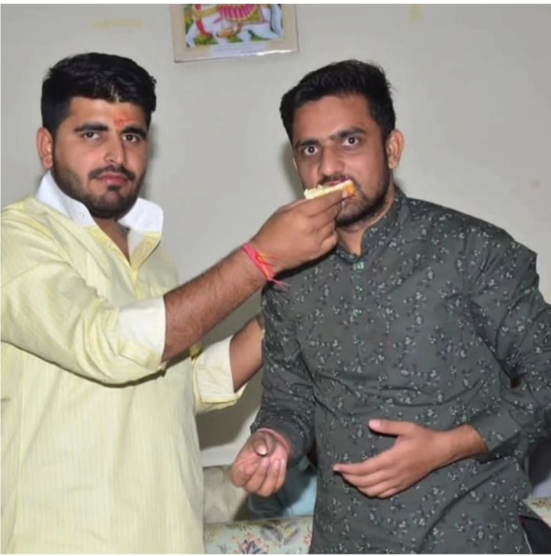 Motijodha9's tweet image. बड़े भाई विधानसभा क्षेत्र शिव से विधायक श्री रविन्द्र सिंह जी भाटी को जन्मदिन की हार्दिक बधाई एवं शुभकामनाएं।

ईश्वर से आपके उत्तम स्वास्थ्य एवं दीर्घायु की कामना करता हूँ।

@RavindraBhati__