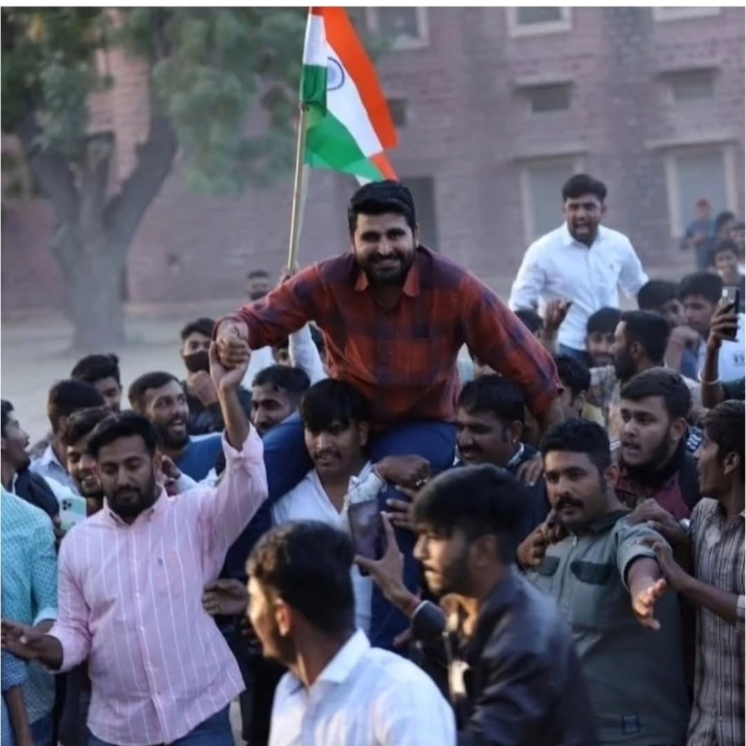 Motijodha9's tweet image. बड़े भाई विधानसभा क्षेत्र शिव से विधायक श्री रविन्द्र सिंह जी भाटी को जन्मदिन की हार्दिक बधाई एवं शुभकामनाएं।

ईश्वर से आपके उत्तम स्वास्थ्य एवं दीर्घायु की कामना करता हूँ।

@RavindraBhati__