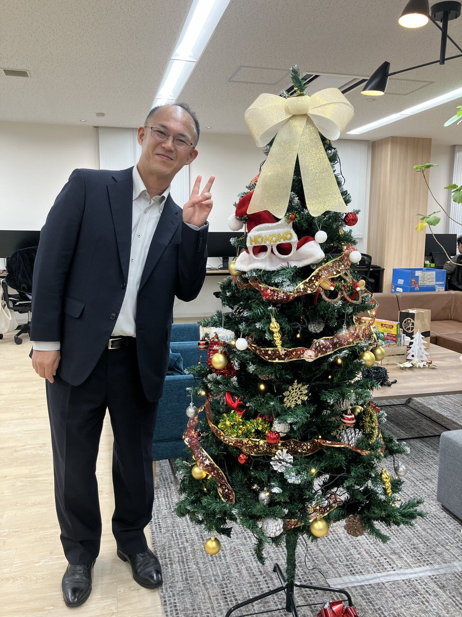 tamotoo's tweet photo. そう言えば、12月1日から、アイキューブドシステムズに転職しました。
今日はみんなでクリスマスツリー出して飾り付けです(^-^)b https://t.co/CV0HAp2GFS