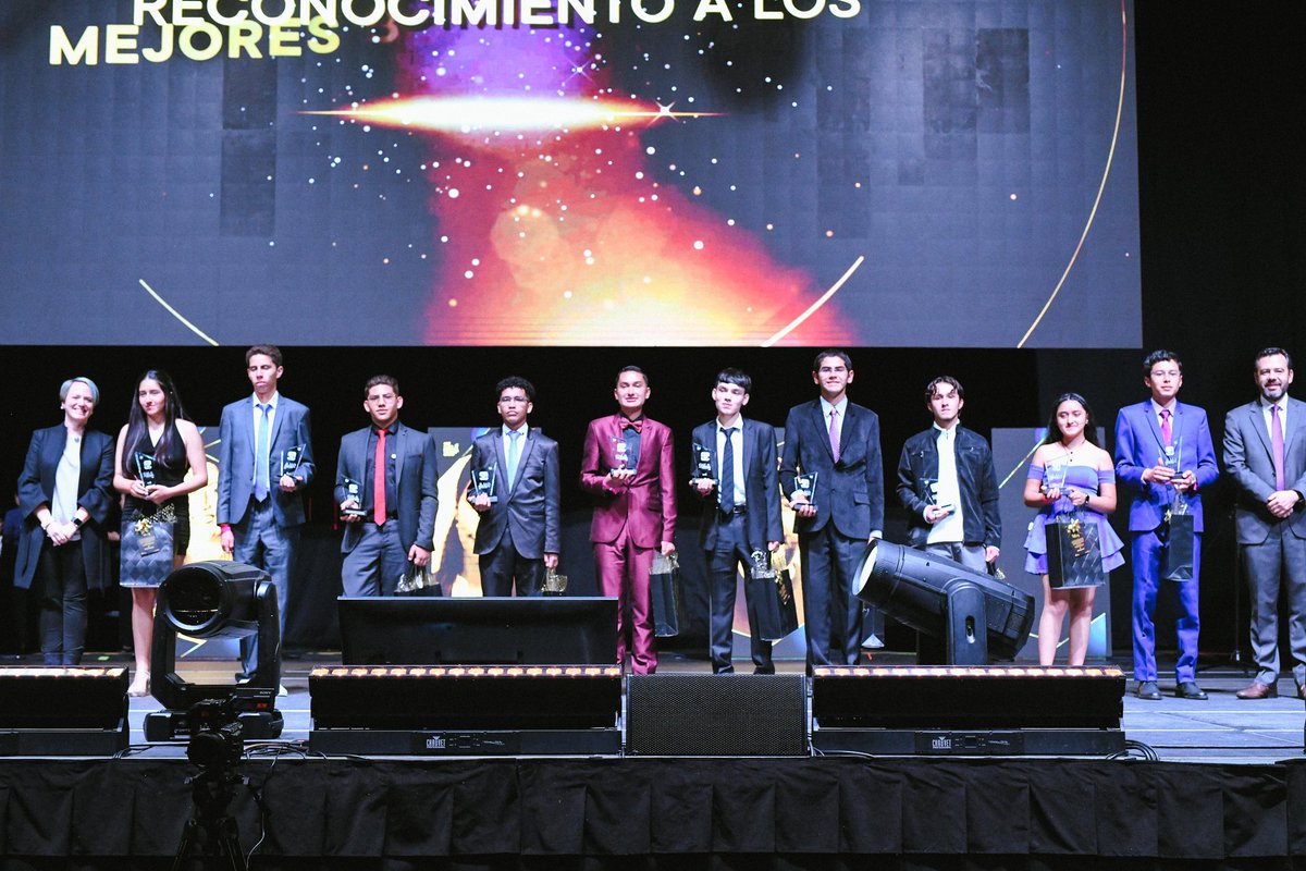 ¡Felicitaciones a los homenajeados esta noche en la Gala de #LosMejores2025!

Estoy muy orgullosa porque en esta celebración fuimos más allá anunciamos oficialmente un hito para la ciudad: por primera vez se entregaron 354 becas, a través de <a href="/AteneaBogota/">AGENCIA ATENEA</a> a estudiantes destacados