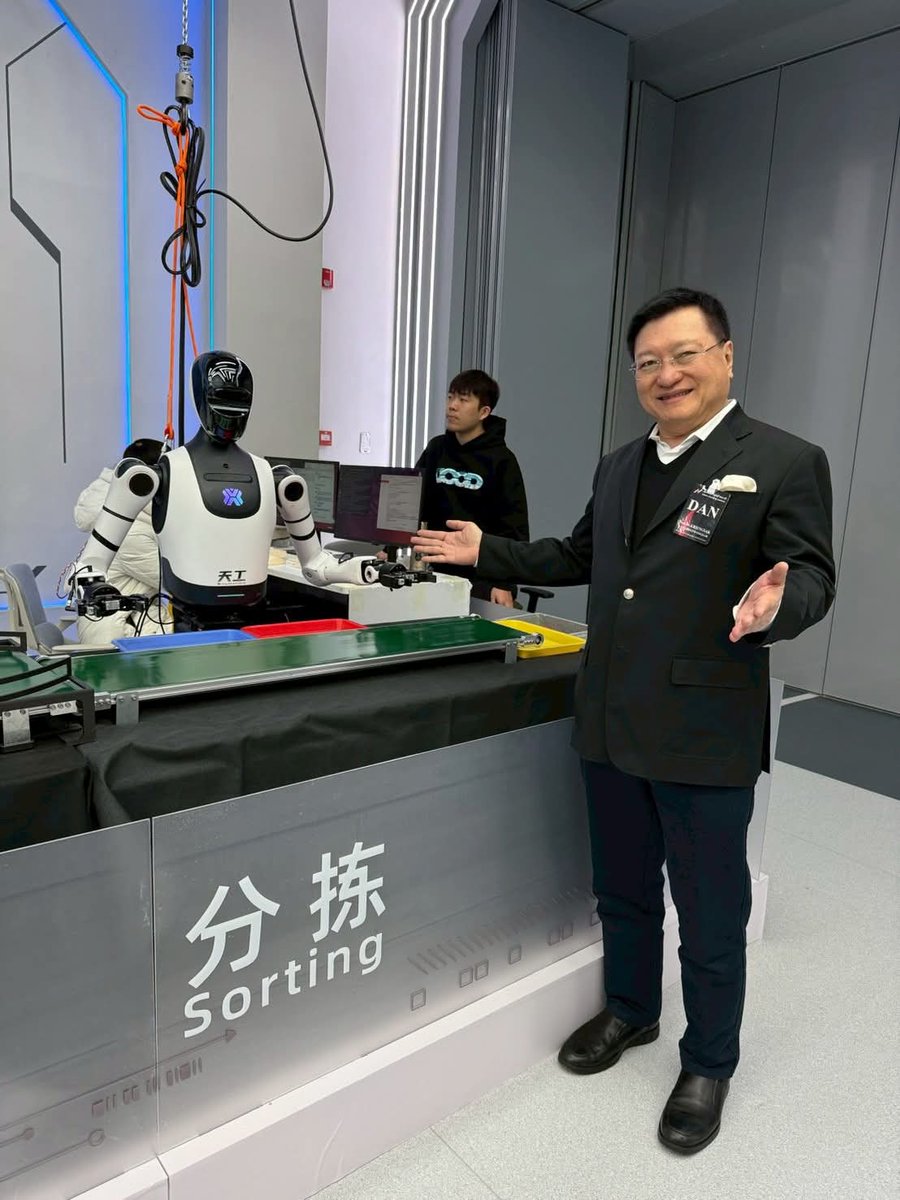 drdancando's tweet image. ก้าวสู่ยุค Embodied AI 🤖✨
คณะนักศึกษาสถาบันการสร้างชาติศึกษาดูงาน Beijing Innovation Center of Humanoid Robotics เรียนรู้เทคโนโลยีหุ่นยนต์มนุษย์ AI อัจฉริยะ เปิดมุมมองใหม่สู่อุตสาหกรรมอนาคตของจีน 
#สถาบันการสร้างชาติ #EmbodiedAI #HumanoidRobotics #AIInnovation #ศึกษาดูงานจีน