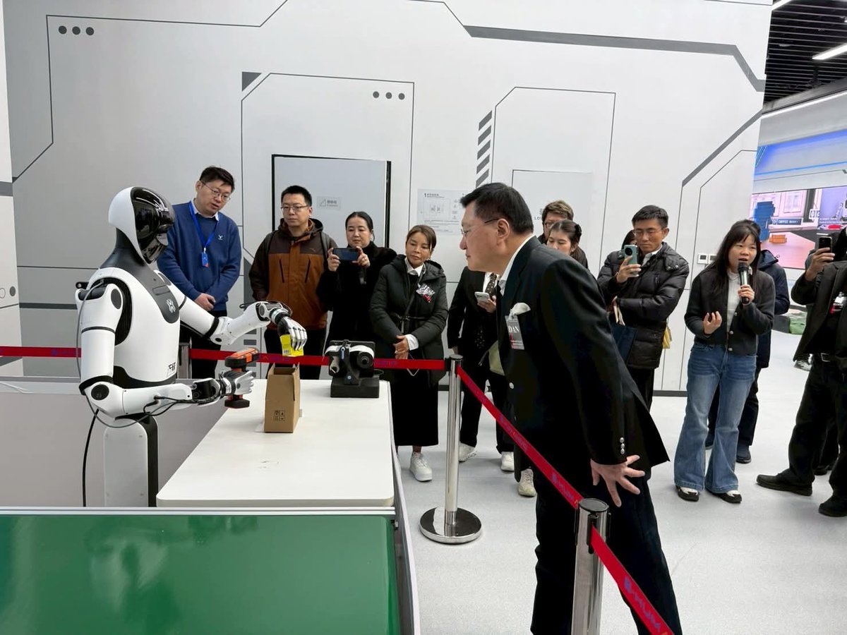 drdancando's tweet image. ก้าวสู่ยุค Embodied AI 🤖✨
คณะนักศึกษาสถาบันการสร้างชาติศึกษาดูงาน Beijing Innovation Center of Humanoid Robotics เรียนรู้เทคโนโลยีหุ่นยนต์มนุษย์ AI อัจฉริยะ เปิดมุมมองใหม่สู่อุตสาหกรรมอนาคตของจีน 
#สถาบันการสร้างชาติ #EmbodiedAI #HumanoidRobotics #AIInnovation #ศึกษาดูงานจีน