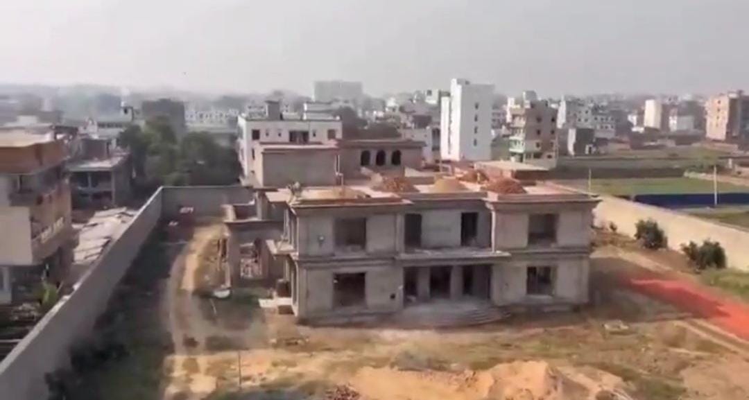 आख़िर इस छोटे से घर पर इतना बवाल क्यों?

कोई इसे आलीशान बंगला तो कोई राजमहल बता रहा है, जबकि यह साधारण सा एक घर है।

मामूली सा जिला पंचायत सदस्य और विधायक तो इससे बड़ी बड़ी कोठियां और बंगले बनवा लेते हैं।

लालू प्रसाद यादव तो दो बार के मुख्यमंत्री रह चुके है उनकी पत्नी राबड़ी