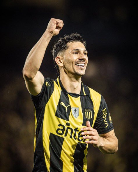 Futbol_APV's tweet photo. 🟡⚫️ Diego Aguirre solicitó nuevamente la renovación de Maxi Silvera para el 2026.

👉🏻 El jugador recibió sondeos del exterior pero nada formal aún.

📌 Si #Peñarol le ofrece una suba salarial, es posible que siga en la institución. https://t.co/N5vB0FEbZv