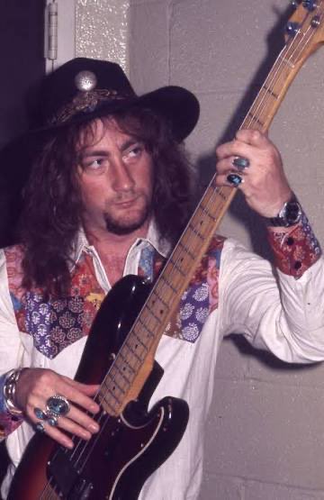 _AwesomeAlbums's tweet photo. Awesome Albums would like to wish Roger Glover a belated 80th birthday (Nov 30). Welsh bassist, songwriter, and record producer. He is best known as a member of Deep Purple from 1969-1973 and then returned in 1984-present. He also played with Rainbow from 1979-1984. https://t.co/xtOIogXqOJ