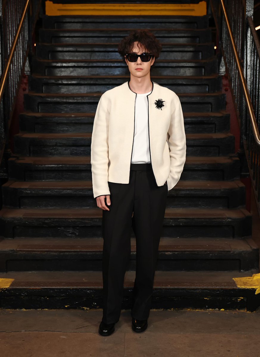 มาเท่! ส่งภาพ #หวังอี้ป๋อ CHANEL House Ambassador กับลุคใหม่พร้อมร่วมนั่งฟร้อนท์โรว์ชมโชว์ MÉTIERS D'ART 2026 SHOW IN NEW YORK โชว์ MÉTIERS D'ART แรกของ Mattieu Blazy ครีเอทีฟไดเรกเตอร์ปัจจุบัน 💚

YIBOxCHANEL in NYC  #WANGYIBOx2026MetiersDArt #WangYibo #CHANELMetiersdArt