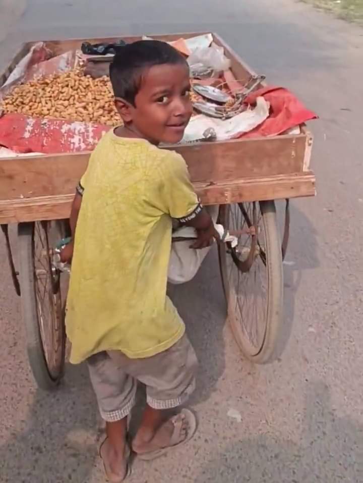 AmbedkariteLk's tweet image. In the first picture is Dhaniram who every day taking the family&apos;s responsibility with small-small steps leaves the house and does a lot of hard work, 

the second one you all know sits in an AC room and learns shlokas by rote.

Salute to Dhaniram.🙏