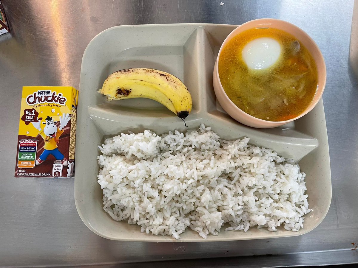 akamegane_kit's tweet photo. 代表の横田が子ども達に「ふりかけ」を勧めたところ、ハマる子が続出❗️日本出張時のお土産は「ふりかけ」になりそうです。😁 ちなみに給食のメニューは栄養バランスに配慮して1ヶ月分を作成し、ナボタス市の栄養士さんに提出しています。@YAMA414 @kuyajimmy @NPO_ACTION #赤メガネ食堂 https://t.co/33qL5OD1YF
