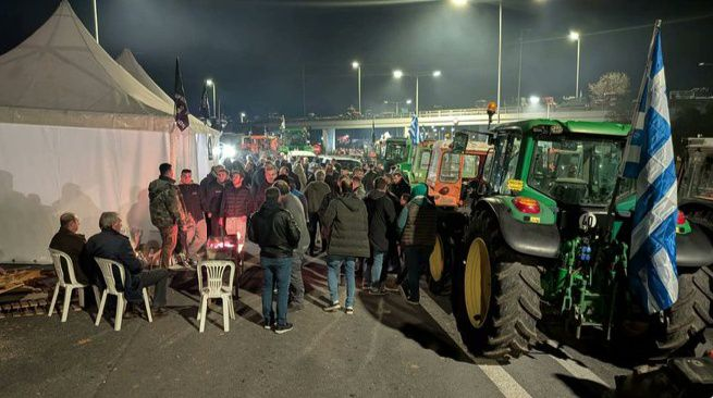 - Διάβασα πριν λίγο πως :
Από τους 71.000 αγρότες που παραμένουν απλήρωτοι,
➡️ Οι 2.000 βρίσκονται υπό δικαστική έρευνα λόγω παρατυπιών στον ΟΠΕΚΕΠΕ,
➡️ σε 45.000 γίνεται επανέλεγχος των στοιχείων τους,
➡️ 11.000 είναι ιδιοκτήτες αγροτεμαχίων που έχουν πρόβλημα με τον ΚΑΕΚ.