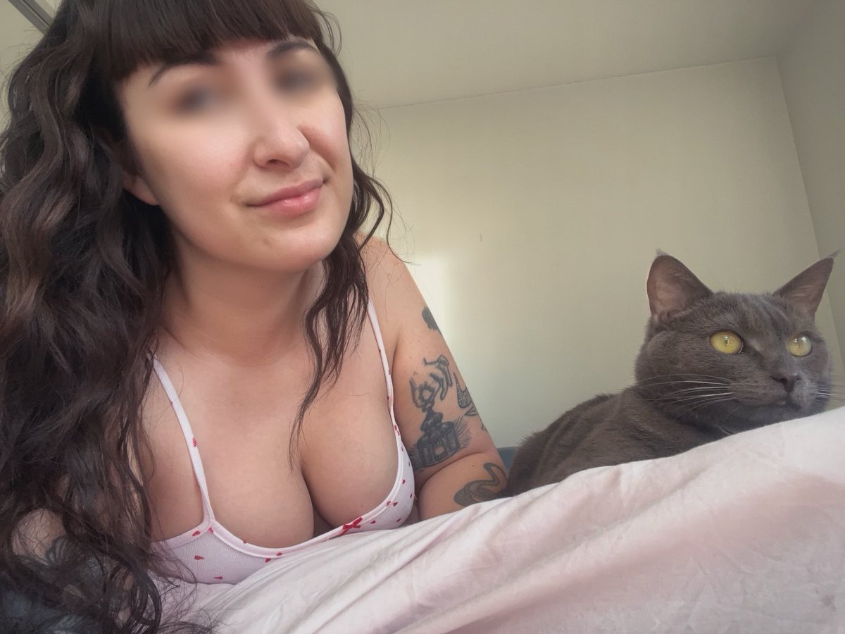 Someone in this photo has already tipped the Christmas tree over twice 🎄😅