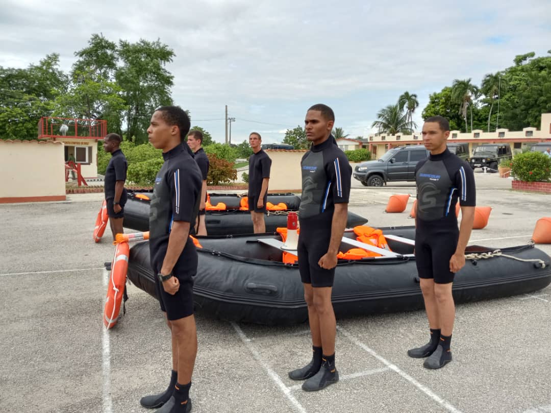 En este nuevo aniversario del desembarco del Yate Granma y Día de las FAR, felicitamos a nuestras gloriosas Fuerzas Armadas Revolucionarias por estar siempre protegiendo a su pueblo y defendiendo a la Patria y a la Revolución.
#UnidosXCuba 
#JuntosPodemosMás