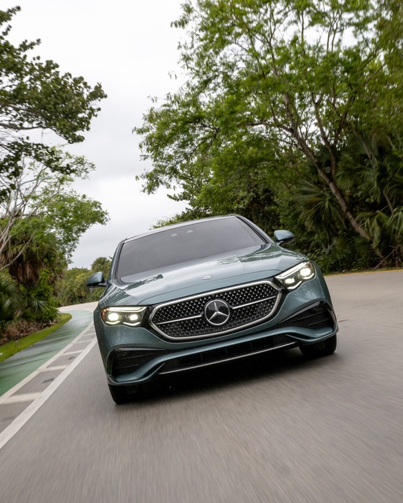 MB_SilverArrows's tweet image. Every journey deserves a touch of the extraordinary. The Mercedes-Benz E-Class. 

#EClass #MercedesBenzIndia