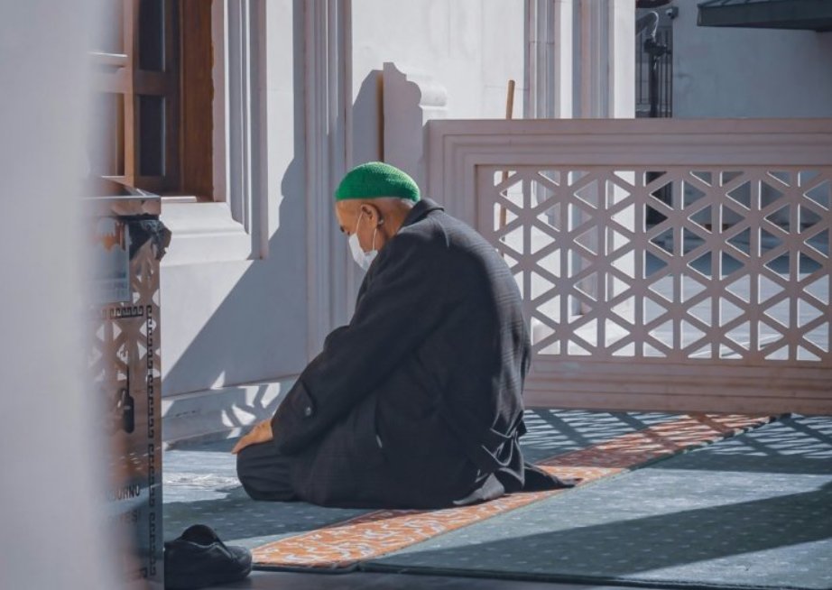 Melaksanakan Salat dengan Aurat Tidak Tertutup Sempurna dalam Situasi Darurat Bencana

Ketika bencana melanda, manusia sering kehilangan banyak hal dalam sekejap: rumah, pakaian, ketersediaan air bersih, hingga ruang aman untuk sekadar menenangkan diri. Dalam suasana kacau