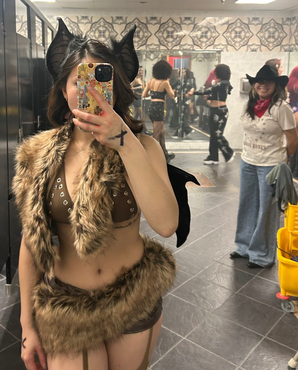 maevybun's tweet image. new to twt looking for mutuals/friends to game with!
♡ she/her, 19
♡ valorant (peak gold1),league,roblox
♡ bi
♡ dms open
♡ i play for fun !! 
♡ raving, music, anime, kpop, reading

♡+↻ to be moots :3 (no weirdos plz) 
#valtwt #leaguetwt #promotwt #kpoptwt #anitwt