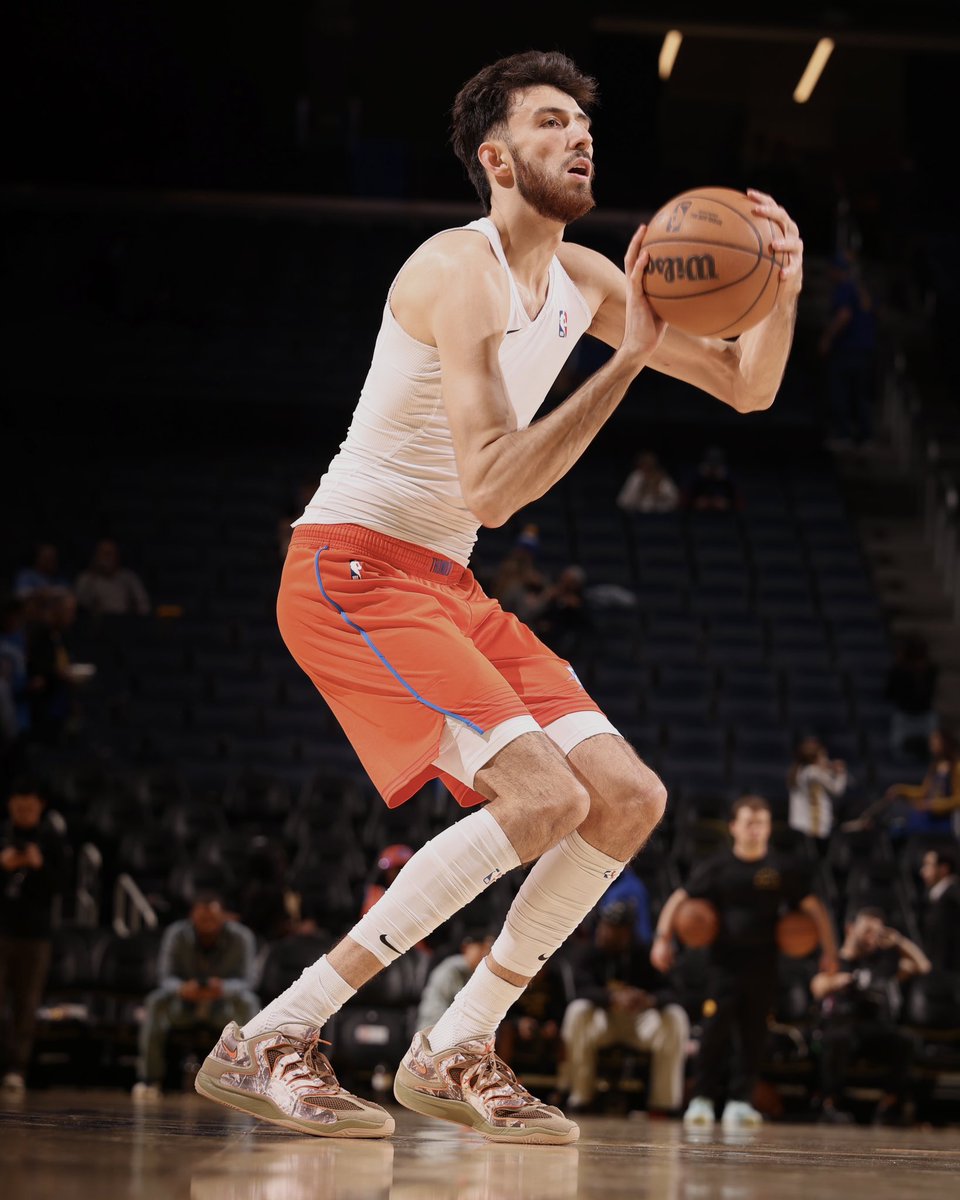 NBAKicks's tweet photo. 👀 @ChetHolmgren’s Nike KD 18 PE tonight! #NBAKicks https://t.co/G85mTy6jcG