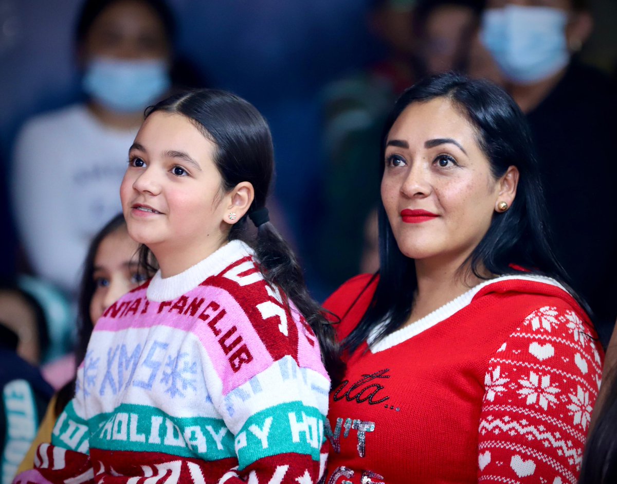 difhgo's tweet image. #LaFamiliaDIFH acompañó el encendido del árbol navideño en el Hospital del Niño #DIFH, compartiendo un momento especial con pacientes, familias y el equipo de #HNDIFH. 🎄❤️✨