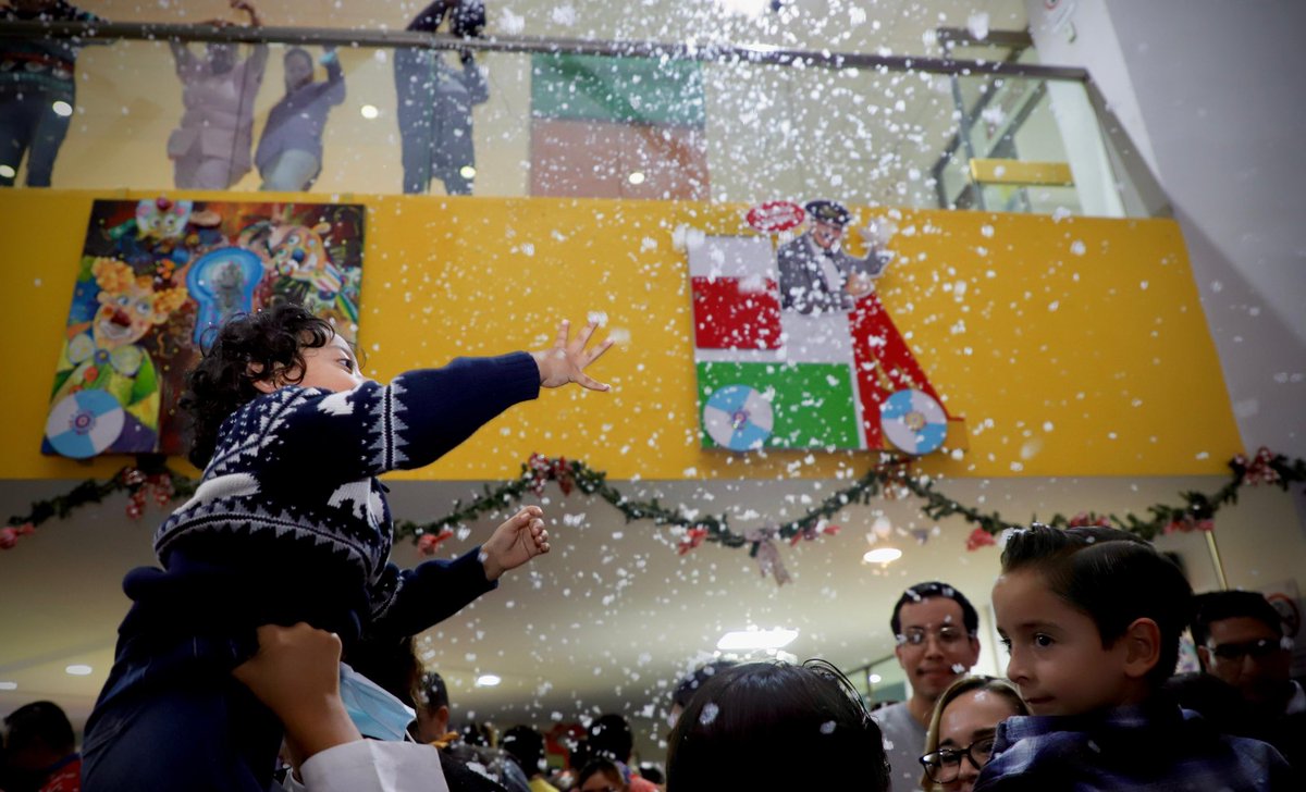 difhgo's tweet image. #LaFamiliaDIFH acompañó el encendido del árbol navideño en el Hospital del Niño #DIFH, compartiendo un momento especial con pacientes, familias y el equipo de #HNDIFH. 🎄❤️✨