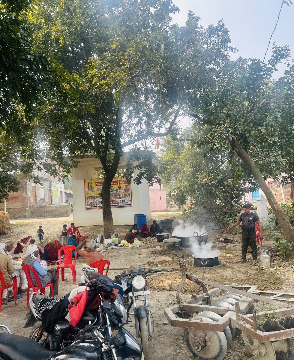 500 लोगों के लिए दावत तैयार हो रही,

इटावा की फेमस डिश मठा के आलू और उलदा की पूड़ियाँ (पूरी) भी बनेगी।