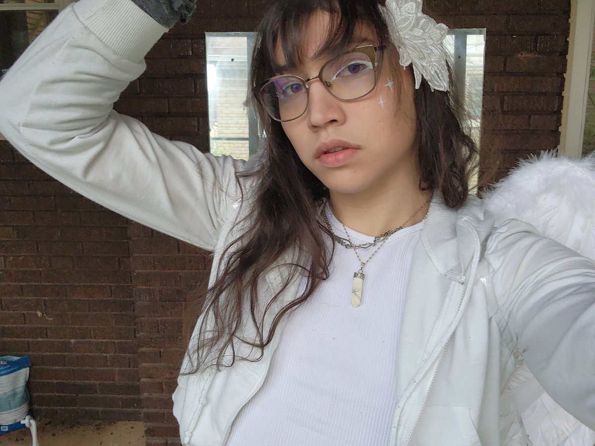 S3raphim_zip's tweet image. meow,, or whatever noise angels make