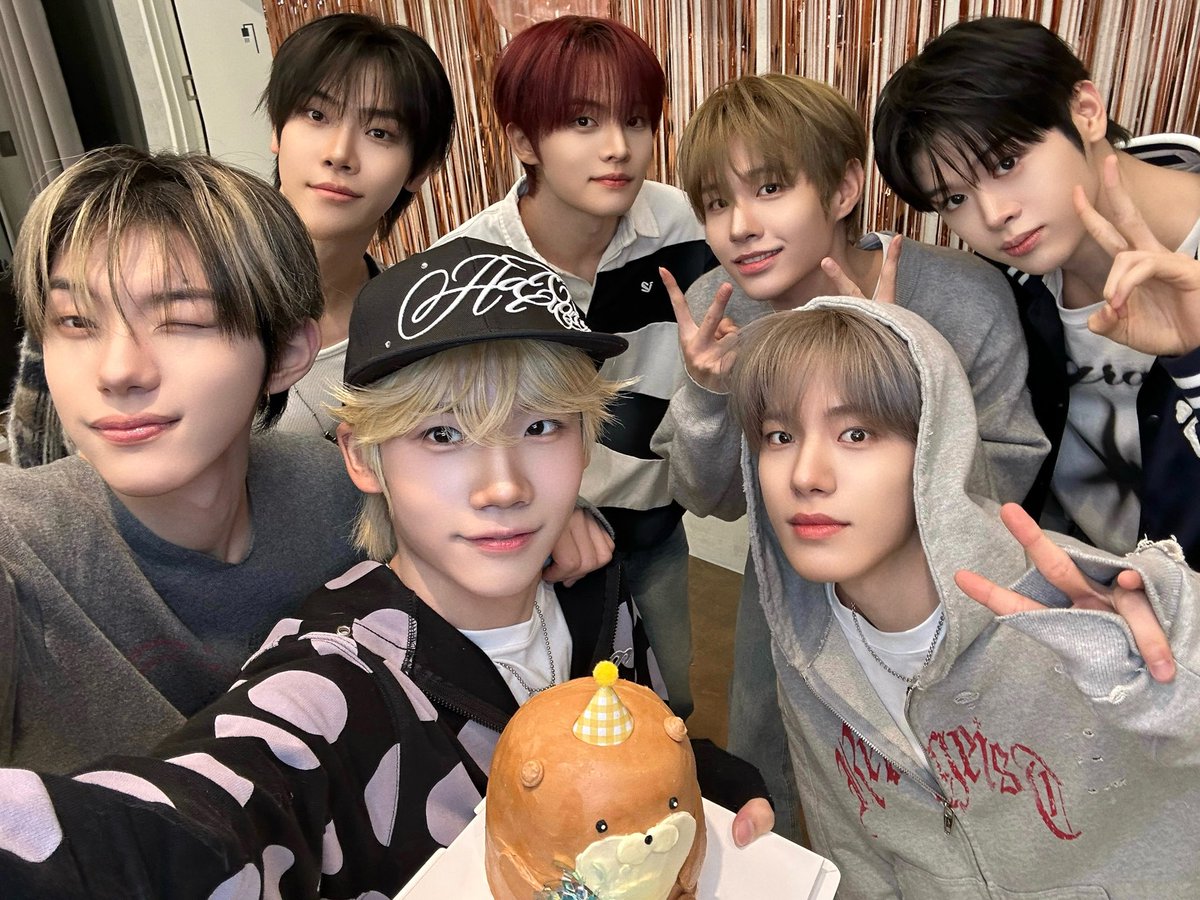 📸 — Confira foto do CLOSE YOUR EYES após a live de aniversário do