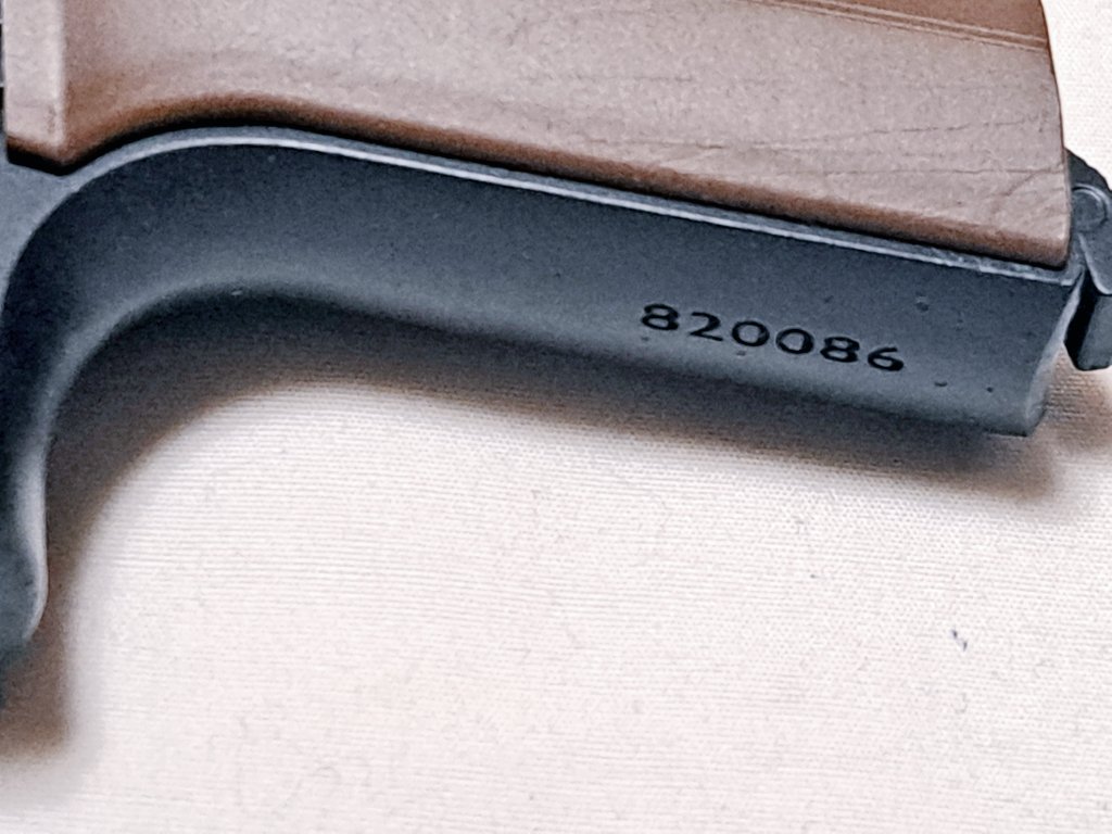 縁側アーモリー製モデルガン
MP-25
簡単にペーパー処理してから塗装。
本体:キャロムショット ブラックスチール
グリップ:タミヤ レッドブラウン
#モデルガン