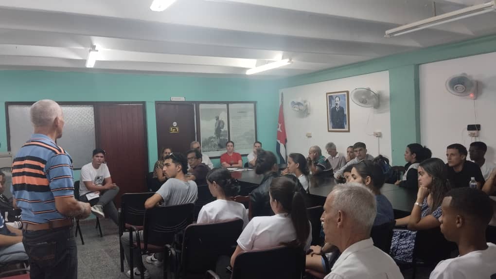 En las universidades cubanas está el talento, la inteligencia y la voluntad de hacer. 
Los estudiantes y profesores de la Universidad de Pinar del Río ya discuten, debaten y aportan al Plan de Gobierno para Corregir Distorsiones y Reimpulsar la Economía.
#Cuba