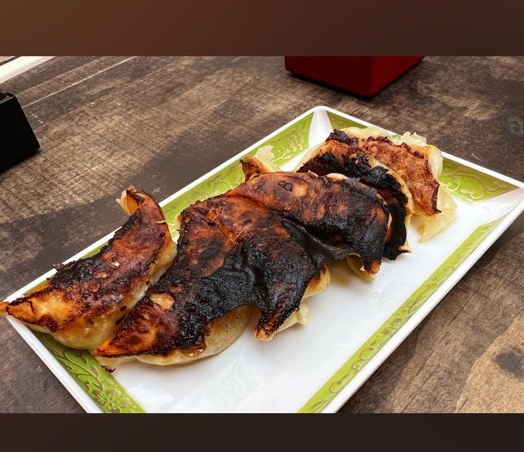 渋谷横丁の口コミを見てたら、こういう餃子を普通に出してくるそうだ。800円ぐらいかな。こういう商売をしていても、一見の外国人がたくさん来るからやっていけるんだろうな。