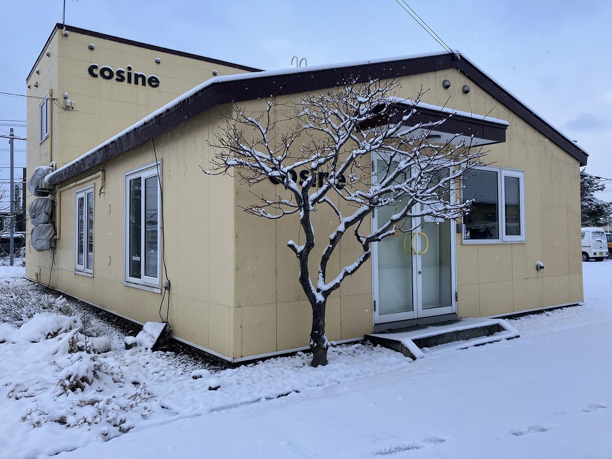 cosine_com's tweet image. うっすら雪化粧の朝 コサインの冬支度が始まりました
旭川は昨夜、ふわりと舞うような雪が1〜2cmほど積もり、世界が少しだけ静かに白く染まりました
しばらくは降ったりやんだりを繰り返しながら、このまま根雪になっていくのかもしれませんね。