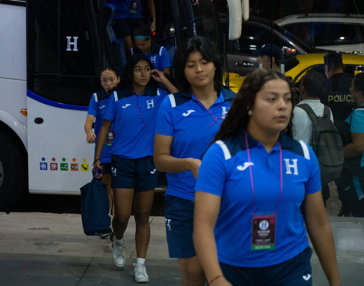 fesfut_sv's tweet photo. ➡️ Llegó La H Femenina 🏟
Honduras ya está en el Estadio Jorge "El Mágico" González para enfrentar a El Salvador en el primer juego de Eliminatoria Mundialista
#CWQ https://t.co/6iCYuY5JU8