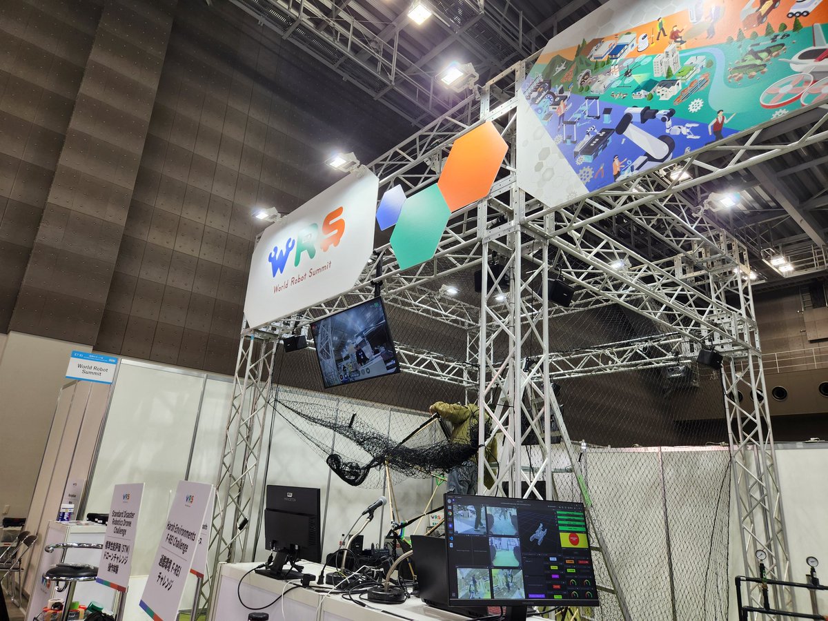 tobaroborobo's tweet photo. 本日から、国際ロボット展WRSブースで災害対応ロボットSEEK展示してます！
東7-81 https://t.co/h9KawIKHJR