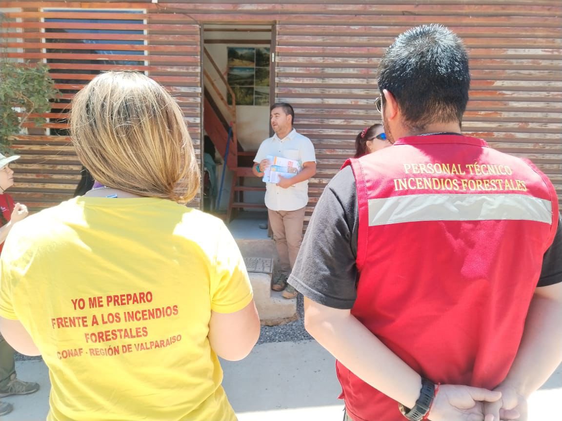 Equipos de nuestra institución y el Departamento de Gestión de Riesgos y Desastres del municipio recorrieron el sector Lo Rojas, en #LaCruz, para concientizar a residentes en torno a las medidas de prevención y mitigación de #IncendiosForestales que deberían adoptar en la zona.