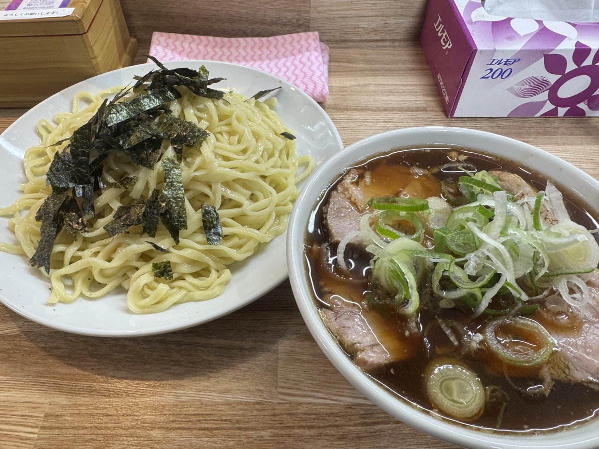 11月30日のらぁめん ふるいち。
チャーシューざる。太めでもっちり、噛むと押し返す小麦の密度、この麺とても好み！ほりうちの姉妹店、満来の系譜、炙りチャーシューの誘惑に負けずまずは王道。気づけば無言で完食していた。炙りチャーシューのために再訪はしなくては。#ふるいち #つけ麺 #神田