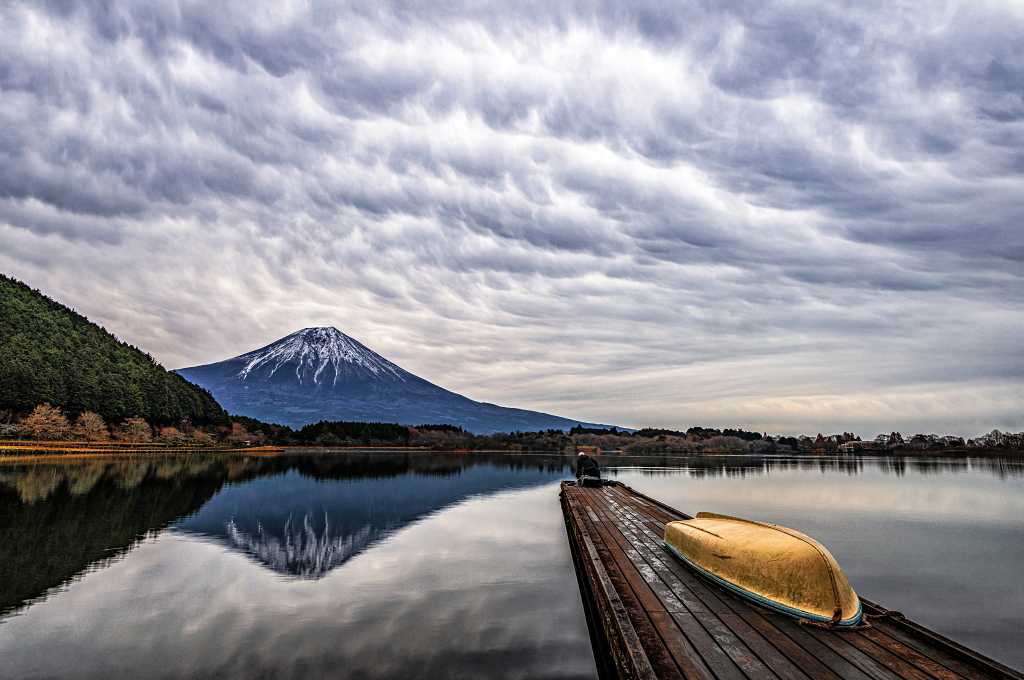 おはようございます。
早朝の湖畔からの富士山と見応えある鱗状の雲の流れです！